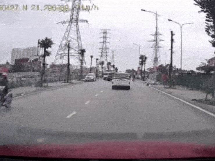 Hà Nội: Ô tô bán tải biến dạng sau va chạm liên hoàn