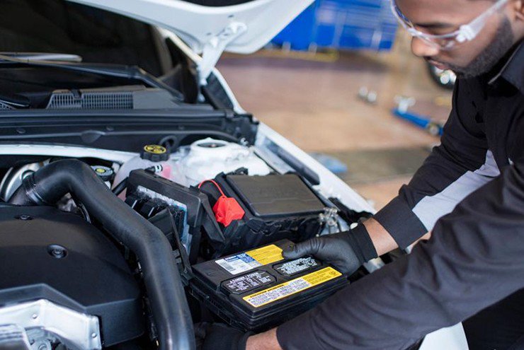 Bình ắc quy là nguồn điện chính cho xe.&nbsp;