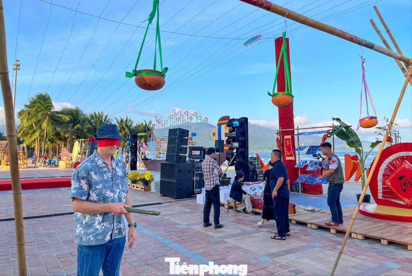 Người dân và du khách hào hứng tham gia các hoạt động vui xuân mang đậm bản sắc dân gian như nhảy sạp, đập niêu, hô hát bài chòi, vẽ chân dung, biểu diễn âm nhạc đường phố…, tạo nên không khí rộn ràng, ấm áp giữa không gian biển Đà Nẵng.