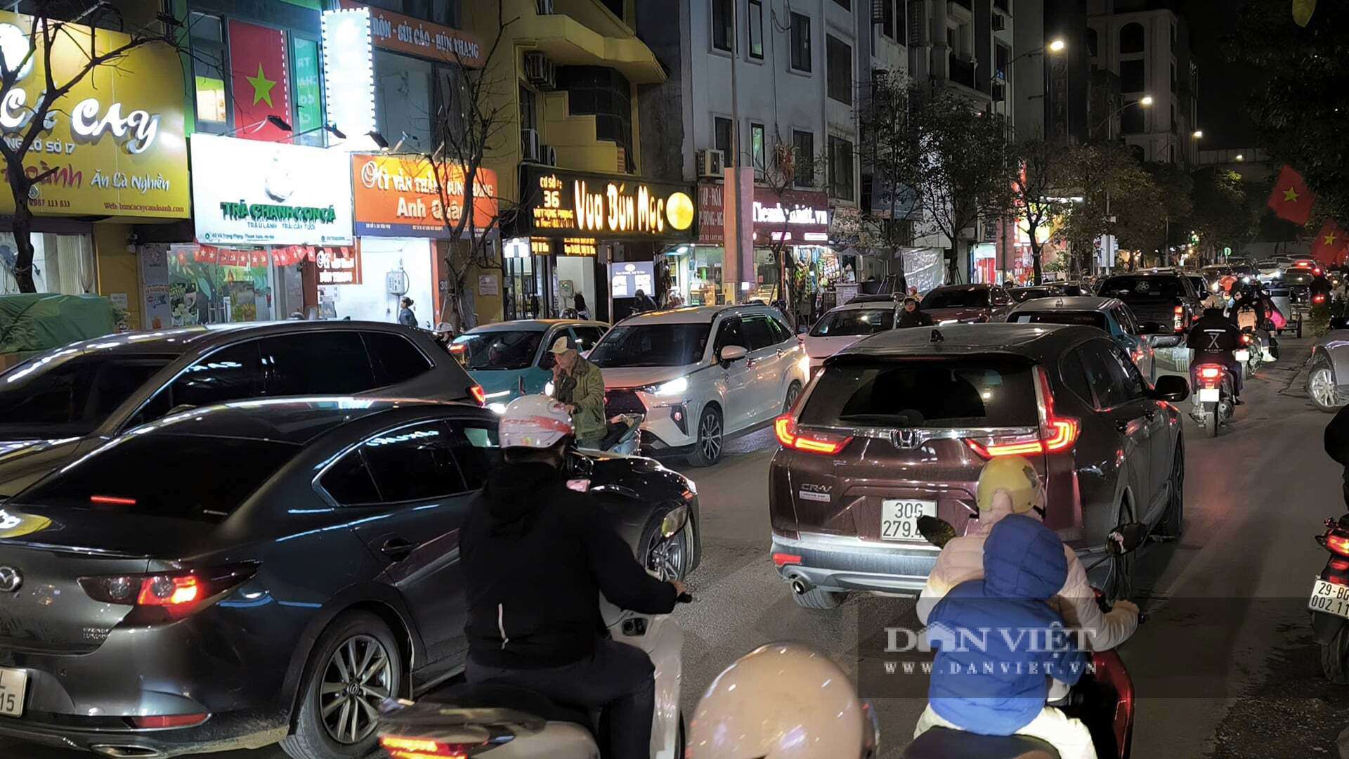 Giáp Tết, nhiều tuyến đường Hà Nội ùn tắc nghiêm trọng, giao thông kẹt cứng - 1