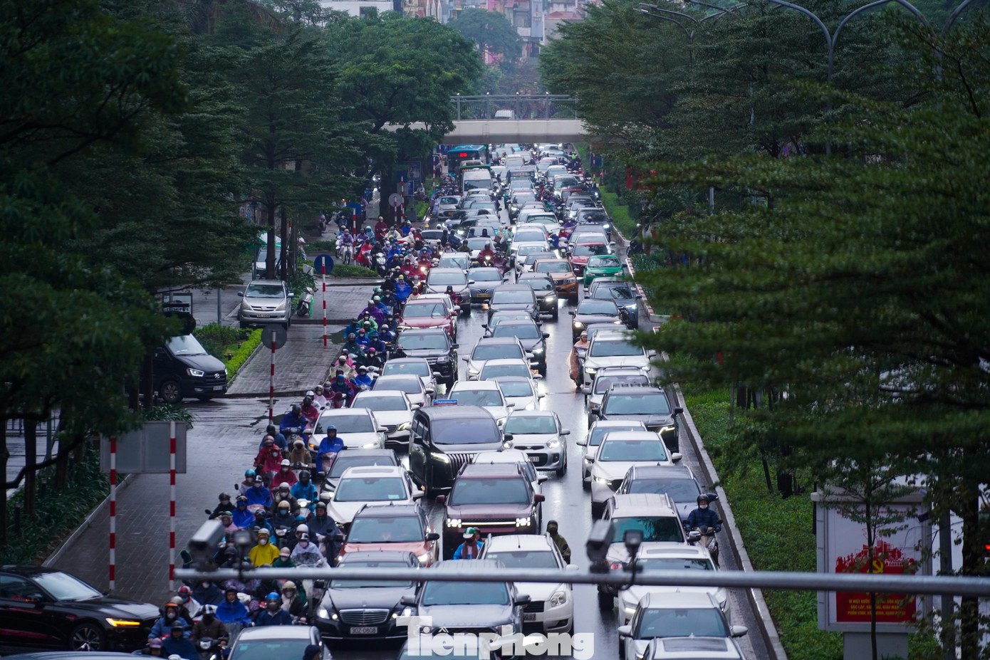 Sáng đầu tuần mưa rét, người Hà Nội 'chôn chân' trên nhiều tuyến đường - 11