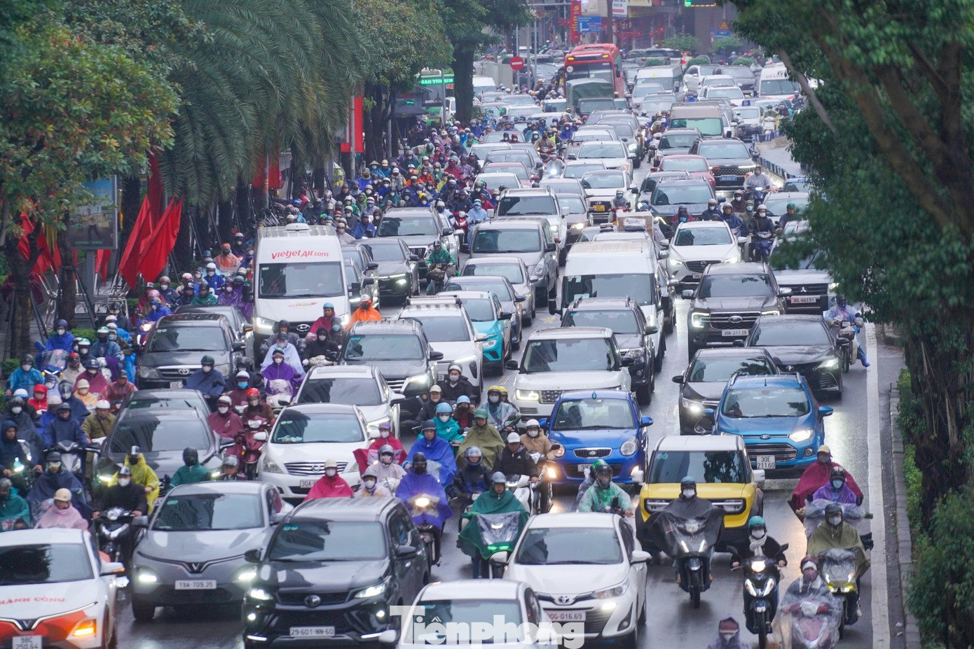 Sáng đầu tuần mưa rét, người Hà Nội 'chôn chân' trên nhiều tuyến đường - 12