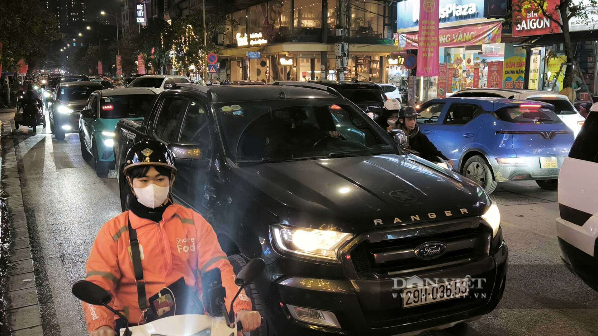 Giáp Tết, nhiều tuyến đường Hà Nội ùn tắc nghiêm trọng, giao thông kẹt cứng - 3