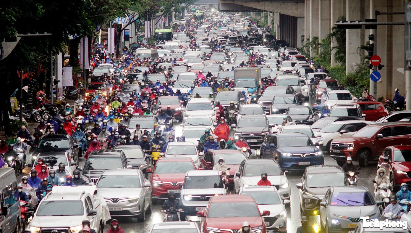Sáng đầu tuần mưa rét, người Hà Nội 'chôn chân' trên nhiều tuyến đường - 17