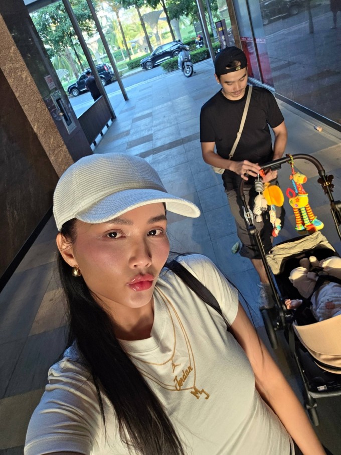 Ảnh sao 9/2: Cường Đôla khoe má hồng, môi son do các con make-up - 6