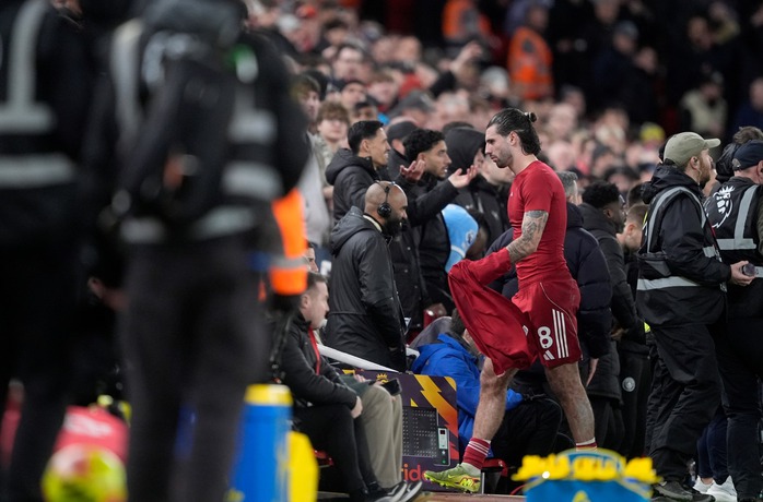 Tiền vệ Dominik Szoboszlai bị treo giò 3 trận càng khiến tình hình Liverpool thêm khốn khó. Anh là tiền vệ chơi ổn định và thường tỏa sáng trong khoảnh khắc quyết định cho Liverpool. Nhưng chiếc thẻ đỏ cuối trận khiến ngôi sao Hungary sẽ phải ngồi ngoài 3 trận. Ảnh: PA