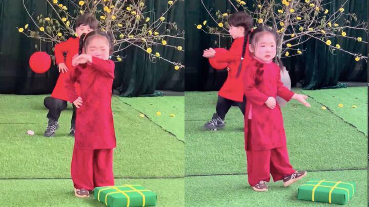 Nhiều cư dân mạng thấy hình ảnh mình đi làm ngày cuối năm. (Ảnh chụp màn hình)