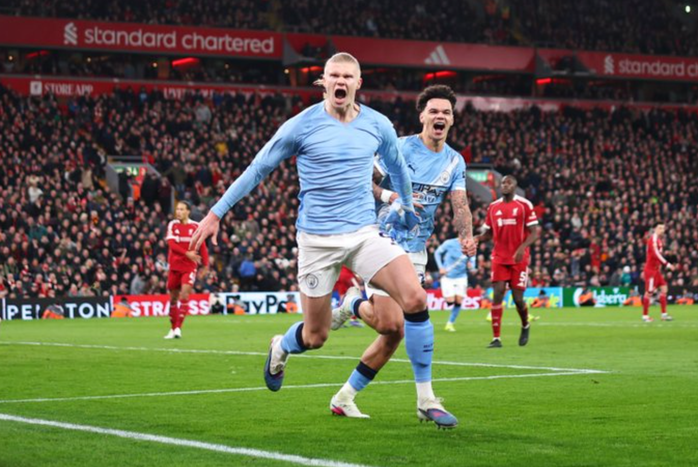 Haaland lần đầu xé lưới Liverpool trên sân Anfield