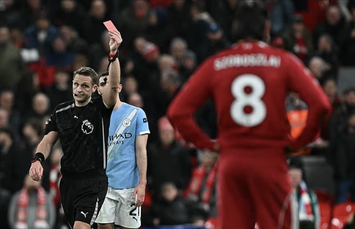 Szoboszlai nhận thẻ đỏ sau tình huống phạm lỗi hy hữu