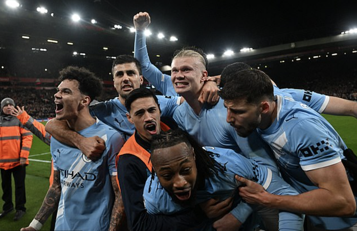 Man City ngược dòng đầy cảm xúc tại Anfield