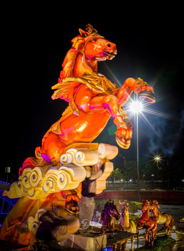 Linh vật ngựa cầm iPhone “gây bão” ở Quy Nhơn: Tác giả lý giải điều bất ngờ - 4