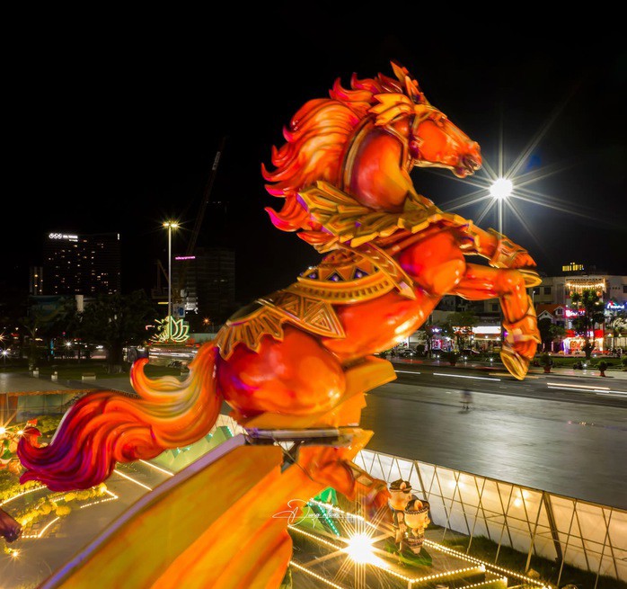 Linh vật ngựa cầm iPhone “gây bão” ở Quy Nhơn: Tác giả lý giải điều bất ngờ - 5