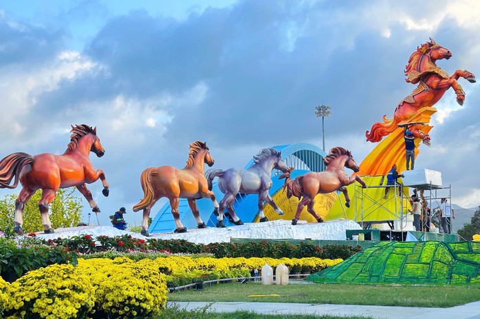 Linh vật ngựa cầm iPhone “gây bão” ở Quy Nhơn: Tác giả lý giải điều bất ngờ - 14