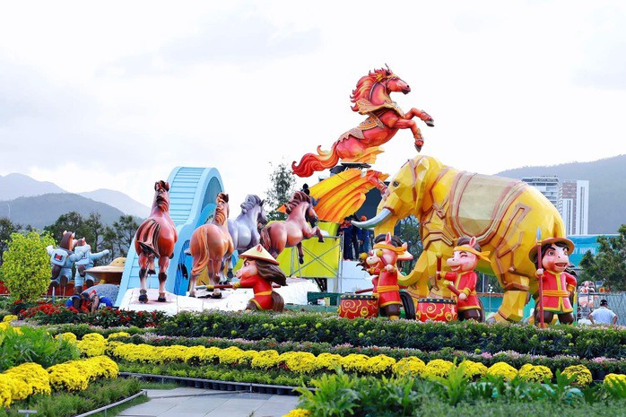 Linh vật ngựa cầm iPhone “gây bão” ở Quy Nhơn: Tác giả lý giải điều bất ngờ - 18