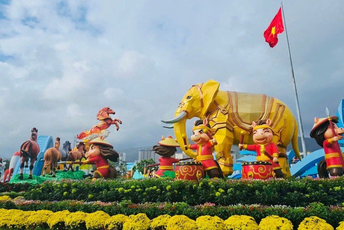 Linh vật ngựa cầm iPhone “gây bão” ở Quy Nhơn: Tác giả lý giải điều bất ngờ - 24