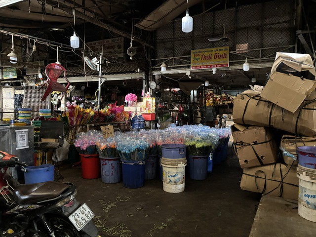 Hoa bán tại chợ hoa Đầm Sen, TP HCM không có đủ hàng để bán