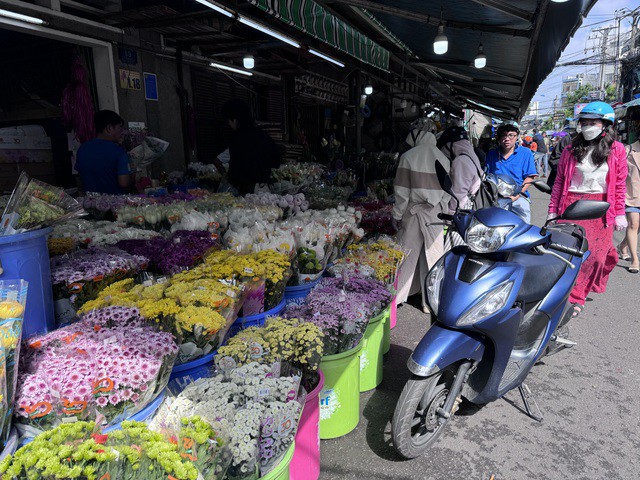 Sức mua tại chợ hoa Hồ Thị Kỷ (TP HCM) vẫn chưa nhộn nhịp