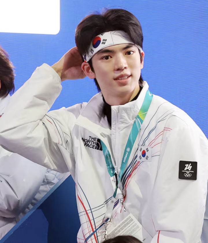 Tạp chí Vogue Hong Kong gọi anh là "hoàng tử băng giá của Hàn Quốc". (Nguồn: The Chosun Daily)