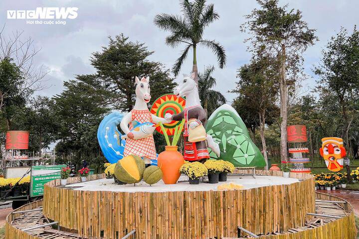 Không gian đường hoa tái hiện bức tranh đa sắc của vùng đất mới với rừng xanh đại ngàn, biển bạc mênh mông, cùng các sản vật đặc trưng như cà phê, hồ tiêu, cá ngừ, tôm hùm. Thông điệp xuyên suốt là tinh thần đoàn kết, thấu hiểu, chung tay xây dựng tỉnh Đắk Lắk phát triển bền vững, đậm đà bản sắc văn hóa dân tộc.