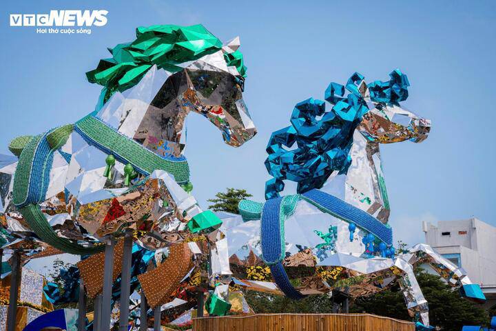 Về quy mô, Đường hoa Tuy Hòa Xuân Bính Ngọ 2026 có tổng diện tích trang trí khoảng 3.000m², gồm 3 đại cảnh chính và nhiều tiểu cảnh, sử dụng khoảng 70.000 giỏ hoa các loại, kết hợp hệ thống điện chiếu sáng nghệ thuật.