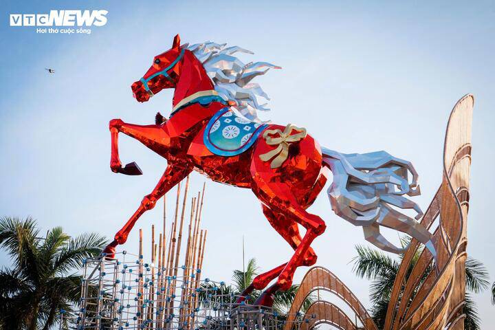 Hình tượng Xích mã - ngựa đỏ của năm Bính Ngọ tượng trưng cho khí thế rực rỡ, đổi mới và bứt phá, lan tỏa năng lượng tích cực trong năm mới 2026.