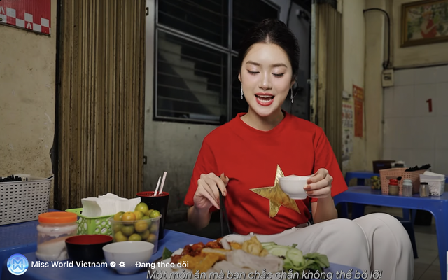 Ở phần ẩm thực, Phan Phương Oanh giới thiệu món bún đậu mắm tôm đến bạn bè quốc tế.