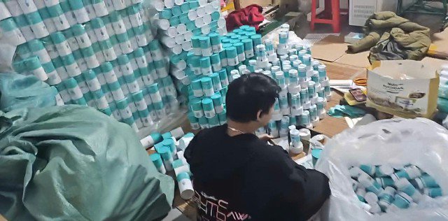Các loại thuốc và thực phẩm chức năng giả đang được các đối tượng hoàn thiện.