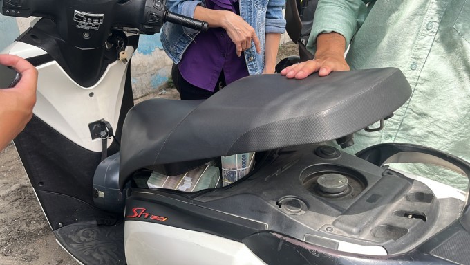 Thừa phát lại thực nghiệm việc bỏ 4,5 tỷ đồng (90 cọc 100 tờ mệnh giá 500.000 đồng) vào cốp xe SH. Ảnh: Văn phòng Thừa phát lại Bến Thành