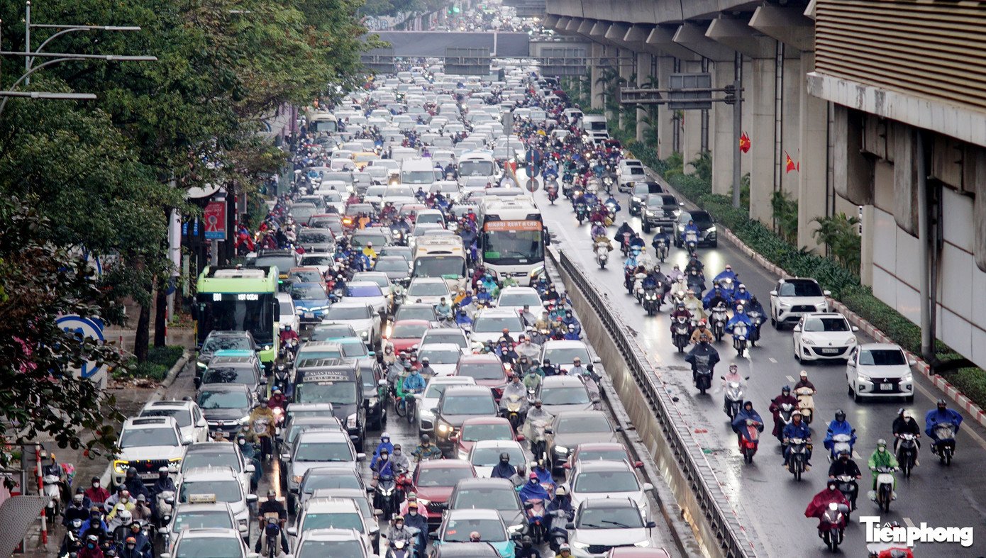 Sáng đầu tuần mưa rét, người Hà Nội 'chôn chân' trên nhiều tuyến đường - 18