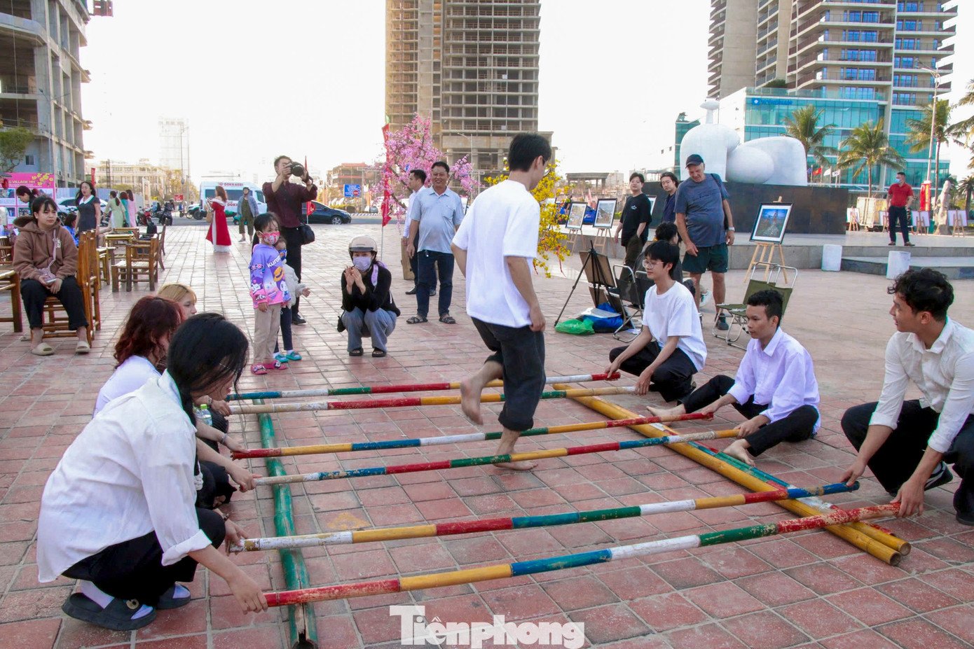 Người dân và du khách hào hứng tham gia các hoạt động vui xuân mang đậm bản sắc dân gian như nhảy sạp, đập niêu, hô hát bài chòi, vẽ chân dung, biểu diễn âm nhạc đường phố…, tạo nên không khí rộn ràng, ấm áp giữa không gian biển Đà Nẵng.