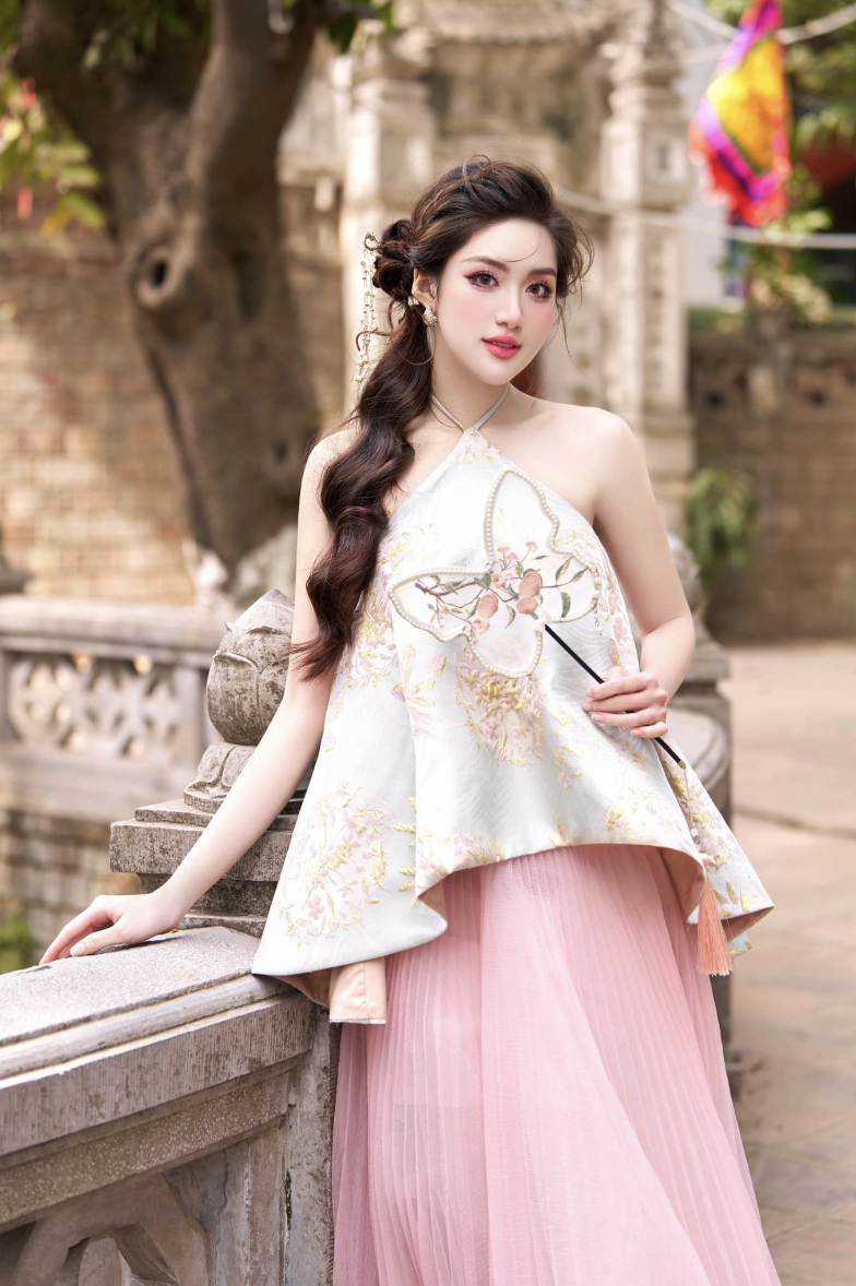 Trước khi đến Miss World Vietnam 2025, Phương Oanh còn từng có thành tích Người Đẹp Biển Hoa hậu Việt Nam 2022, Top 10 Hoa hậu Việt Nam 2022.