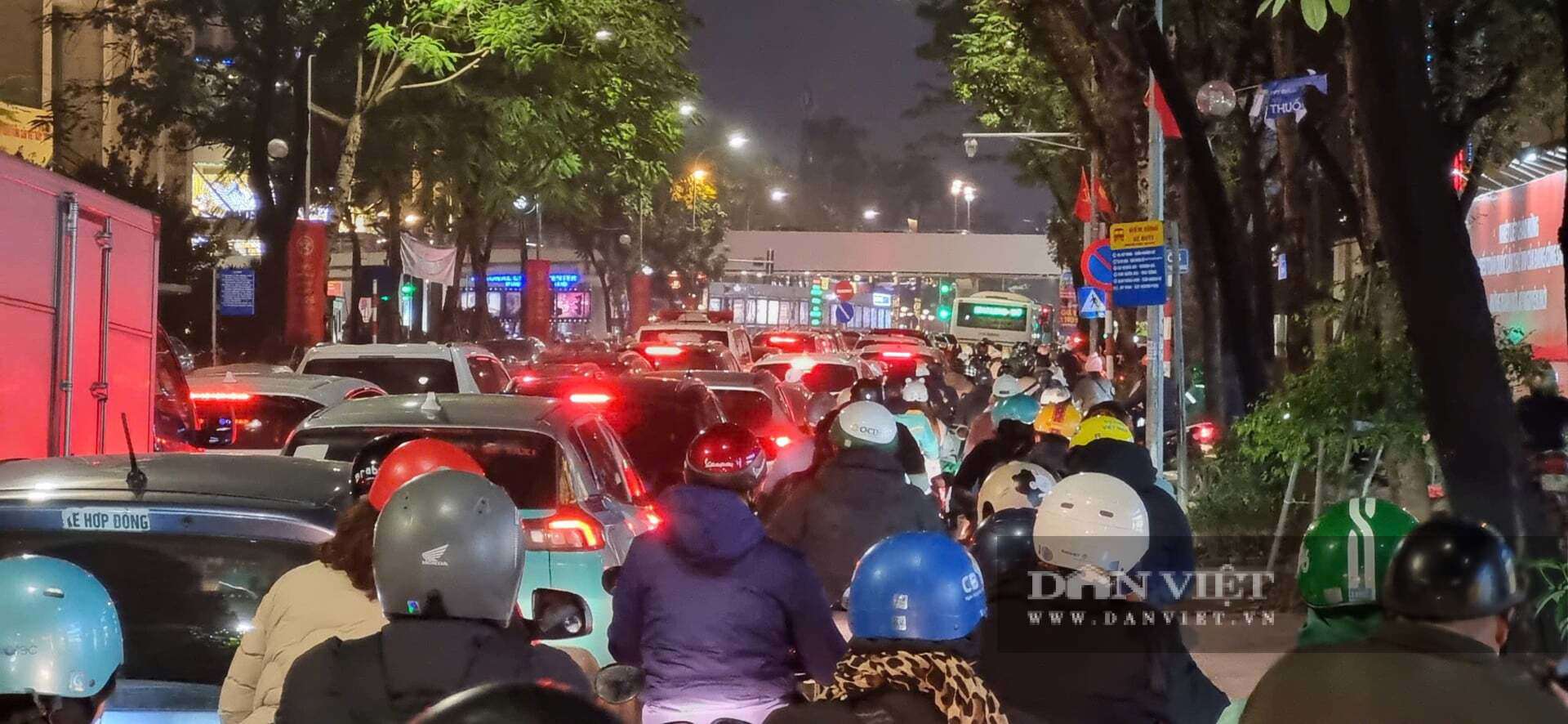 Giáp Tết, nhiều tuyến đường Hà Nội ùn tắc nghiêm trọng, giao thông kẹt cứng - 13