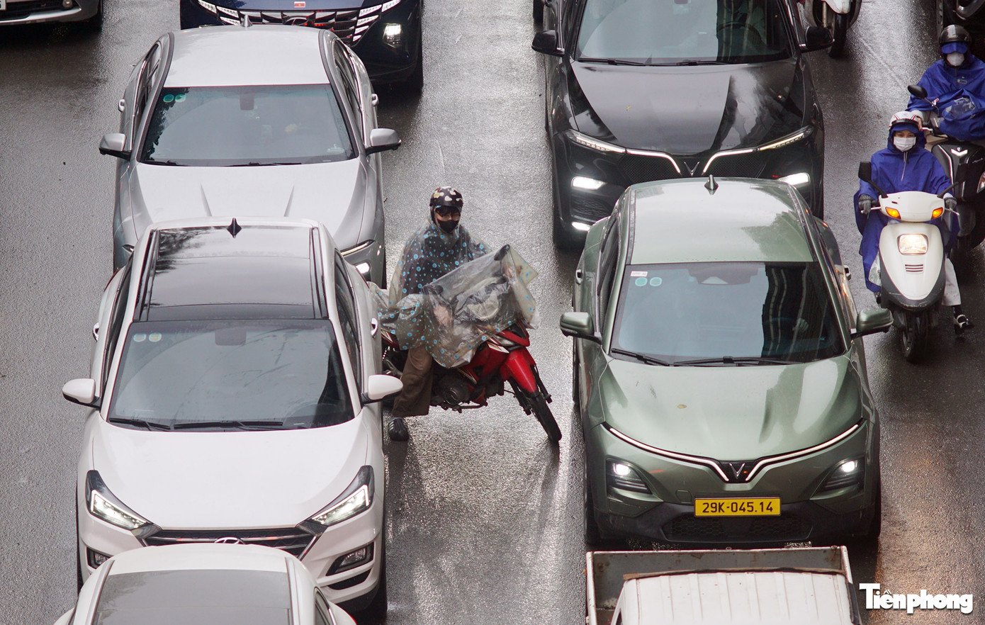 Sáng đầu tuần mưa rét, người Hà Nội 'chôn chân' trên nhiều tuyến đường - 20