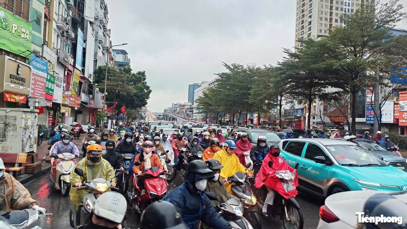 Sáng đầu tuần mưa rét, người Hà Nội 'chôn chân' trên nhiều tuyến đường - 23