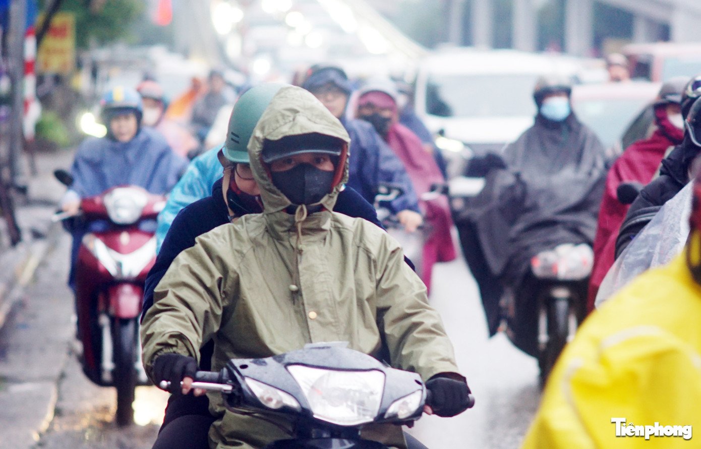 Đường Trường Chinh hướng đi Giải Phóng đông phương tiện, di chuyển chậm. Trong khi đó, đường Đại La hướng đi Trường Chinh ùn dài tại nút giao đèn tín hiệu.