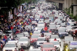 Sáng đầu tuần mưa rét, người Hà Nội 'chôn chân' trên nhiều tuyến đường