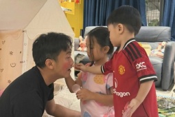 Ảnh sao 9/2: Cường Đôla khoe má hồng, môi son do các con make-up