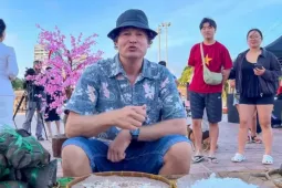 Khách Tây gói bánh chưng, nhảy sạp, đập niêu ở bờ biển Đà Nẵng