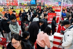 Dòng người nối dài chờ thanh toán tại siêu thị dịp Tết