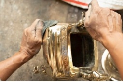 Thợ đánh bóng lư đồng tất bật mùa Tết, thu nhập tiền triệu mỗi ngày