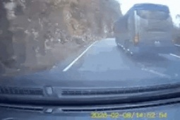 Phú Thọ: Khoảnh khắc vụ tai nạn khiến hai người đi xe máy bị ô tô cán...