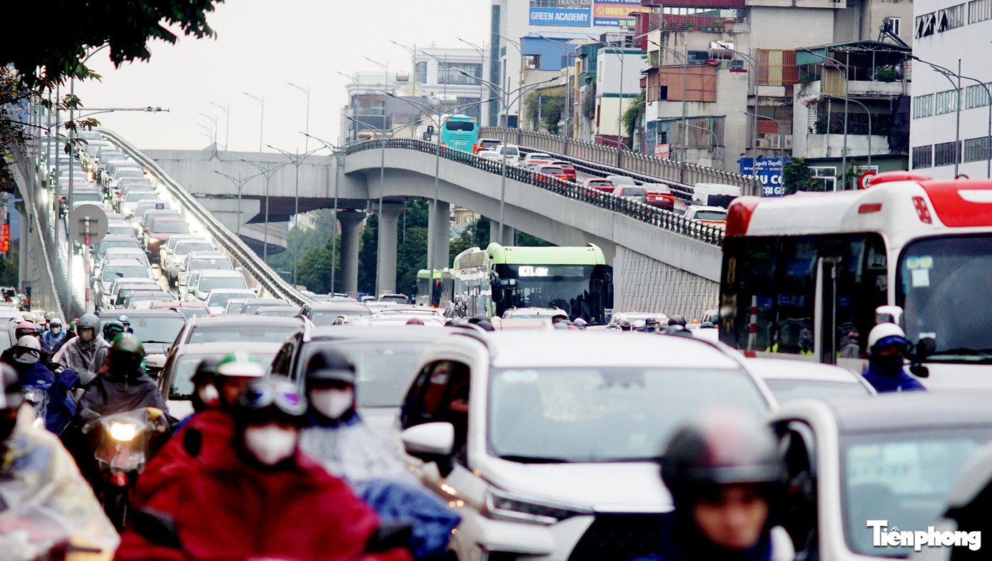 Sáng đầu tuần mưa rét, người Hà Nội 'chôn chân' trên nhiều tuyến đường - 28