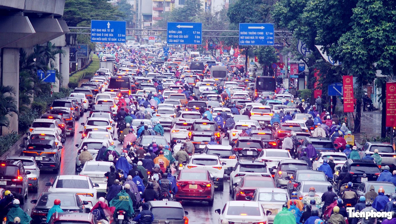 Sáng đầu tuần mưa rét, người Hà Nội 'chôn chân' trên nhiều tuyến đường - 29