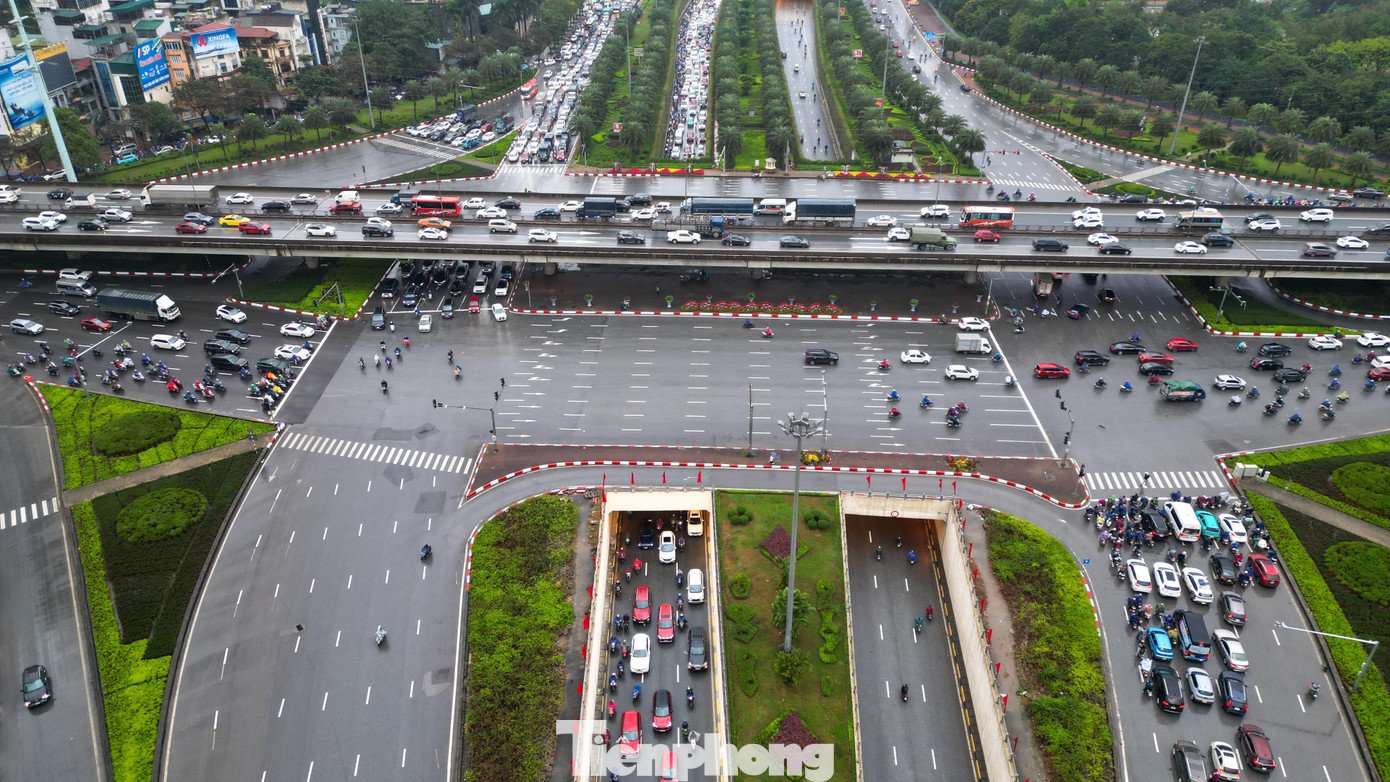 Sáng đầu tuần mưa rét, người Hà Nội 'chôn chân' trên nhiều tuyến đường - 3