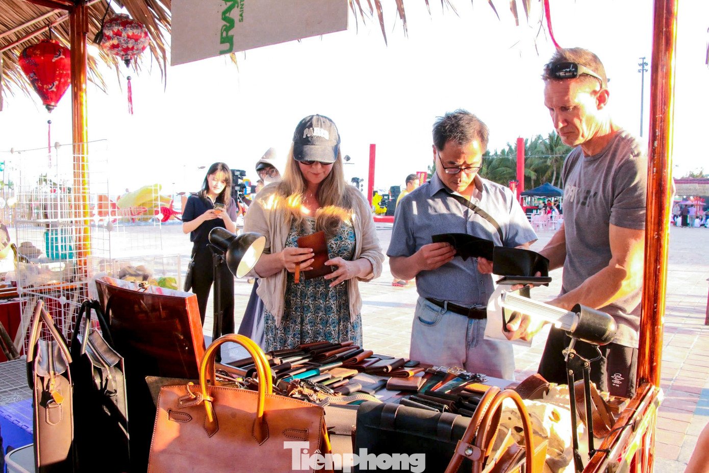 Nhiều du khách nước ngoài thích thú tham quan, chụp ảnh.