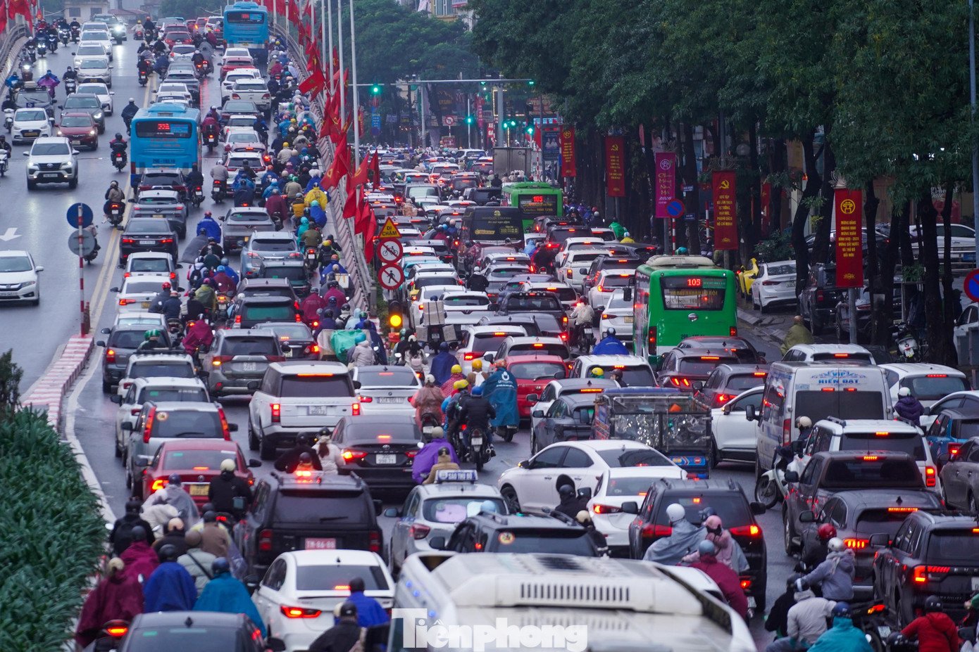 Sáng đầu tuần mưa rét, người Hà Nội 'chôn chân' trên nhiều tuyến đường - 4