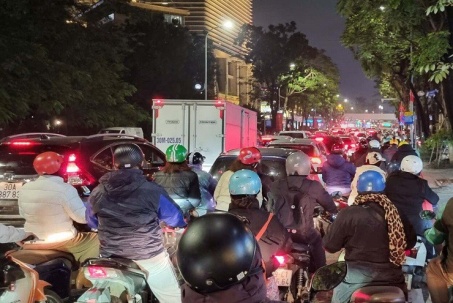 Giáp Tết, nhiều tuyến đường Hà Nội ùn tắc nghiêm trọng, giao thông kẹt cứng