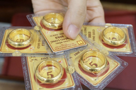 Dòng người chen mua vàng ngày Vía Thần Tài, đến giờ lãi được bao nhiêu?