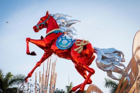 Ngắm đường hoa 'Tết ta một nhà' cùng linh vật 'Xích mã Thăng Long' của Đắk Lắk