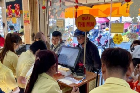 Giá vàng tăng dữ, dân Sài Gòn rủ nhau bán vàng ăn Tết